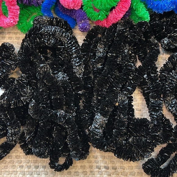 50 plastic Party Leis - Picture 4 of 6